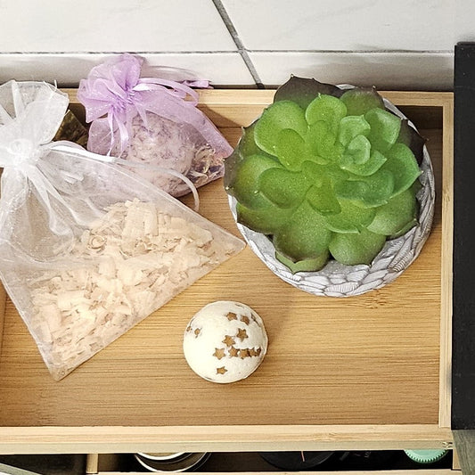 Badekugel auf einem Holzwagen neben der Badewanne