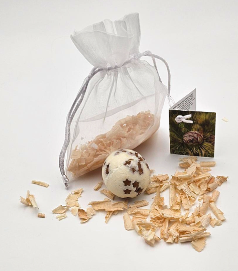 Badekugel mit Zirbenduft in dekorativen Organzabeutel