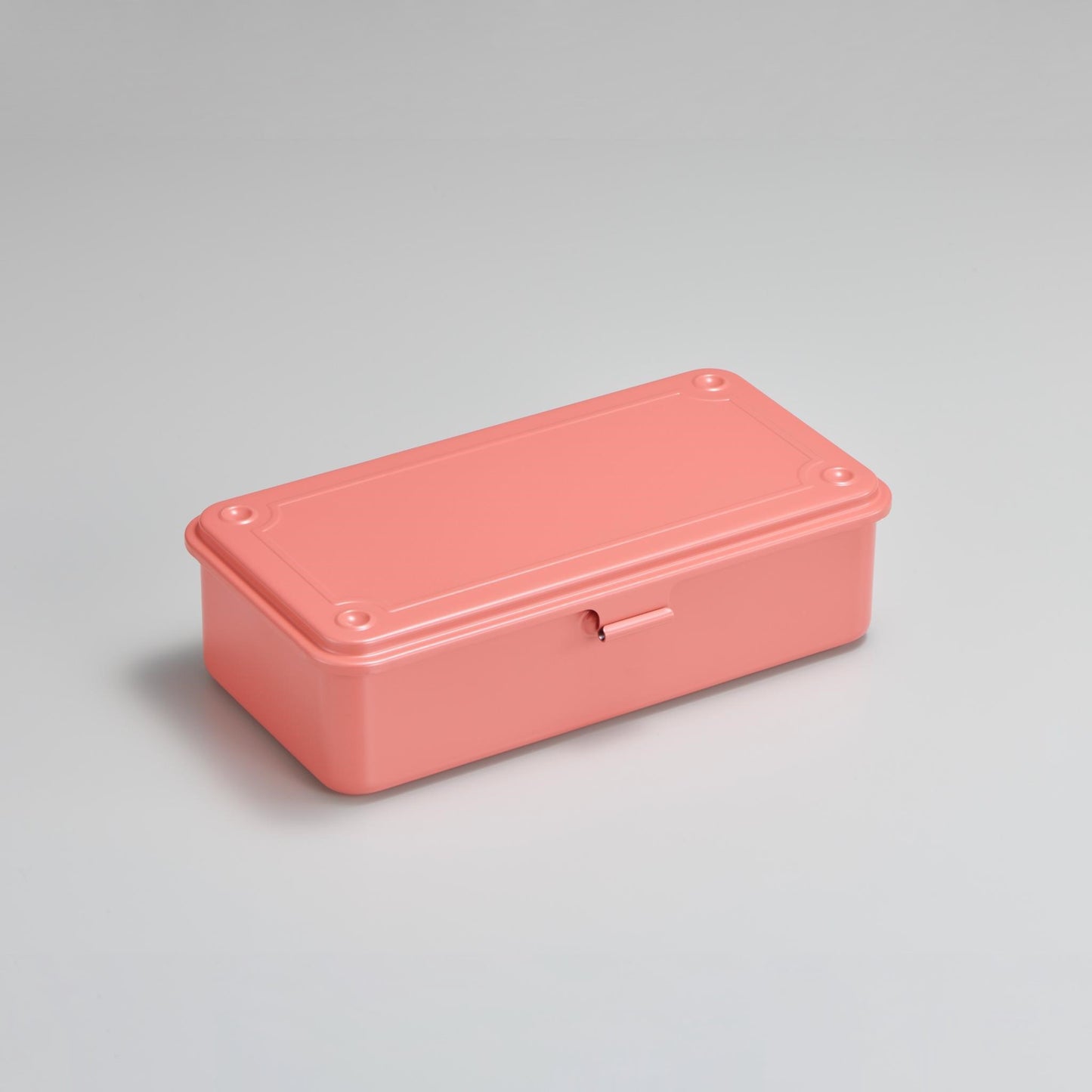 Toyo T-190 Werkzeugbox aus Metall in stilvollem Coral auf grauem Hintergrund