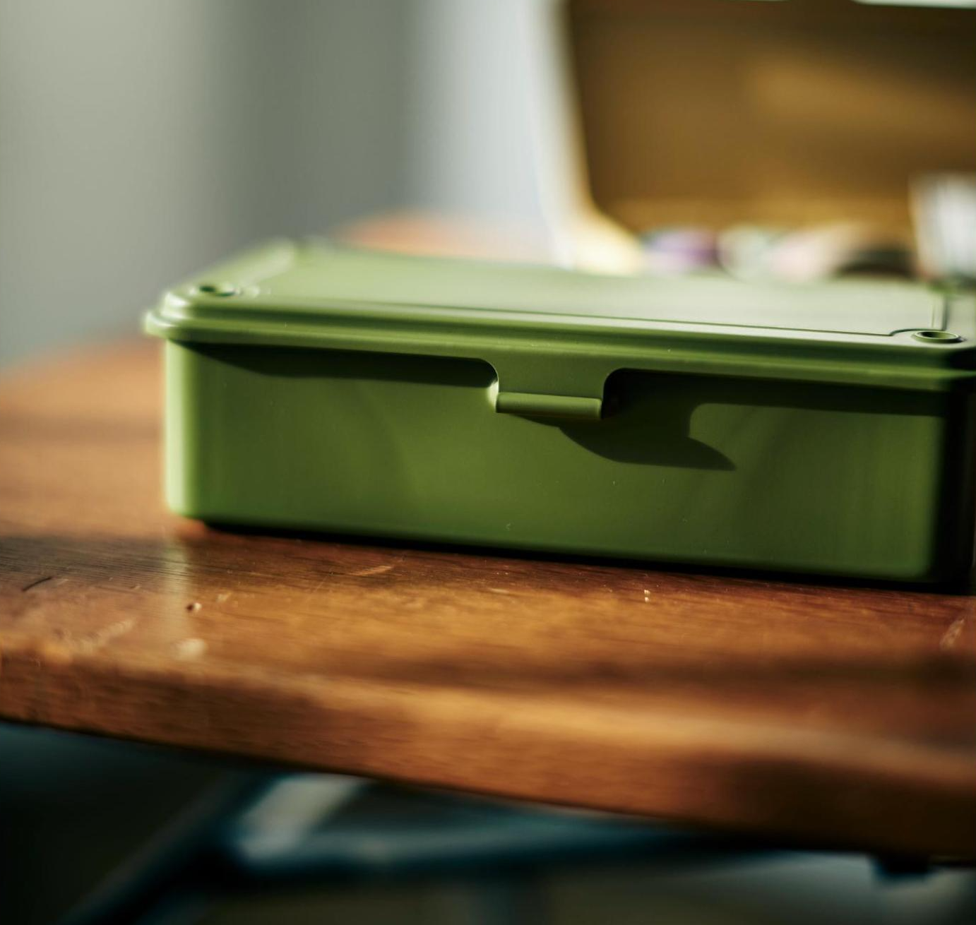 Kompakte Grüne Toyo T-190 Box geschlossen und auf Werkbank platziert