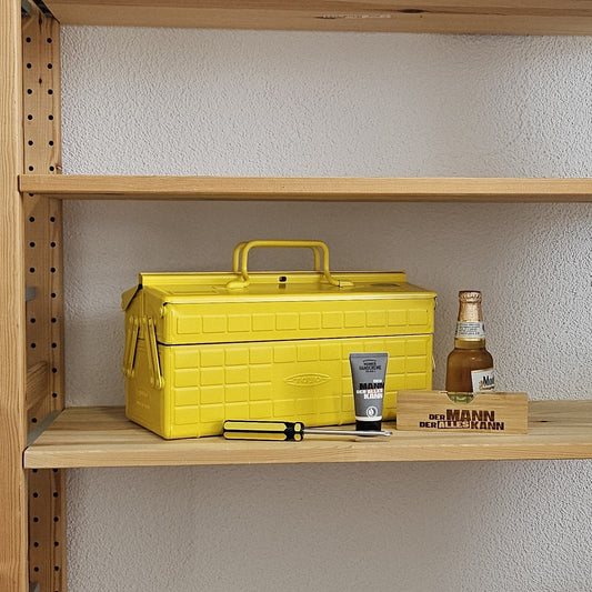 Bierbuddy-Wasserwaage und Männerhandcreme neben Toyo Werkzeugkoffer und Bierflasche