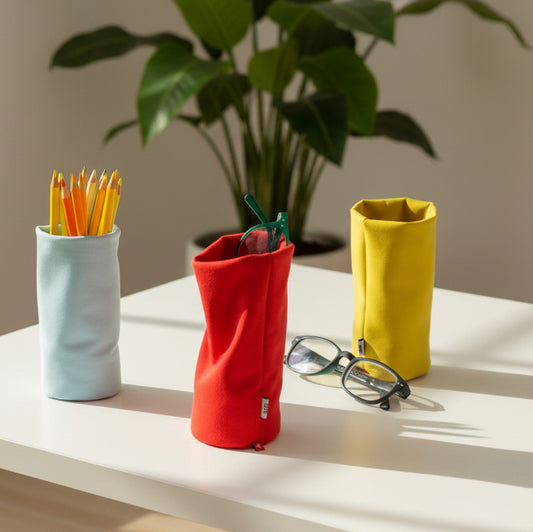 Drei Brillenbehälter aus Microfleece in Rot, Blau und Gelb - stylische Organizer für Brillen und Accessoires