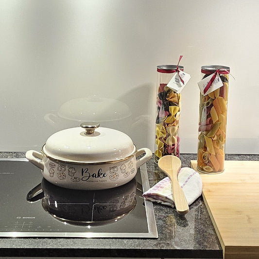 Bunte Pasta neben einem Topf bereit zum Kochen