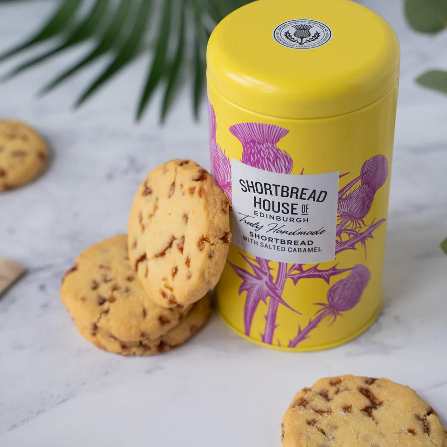 Traditionelles schottisches Buttergebäck in gelber Geschenkdose, handgeschnittene Cookies mit Karamell- und Salzgeschmack sichtbar.