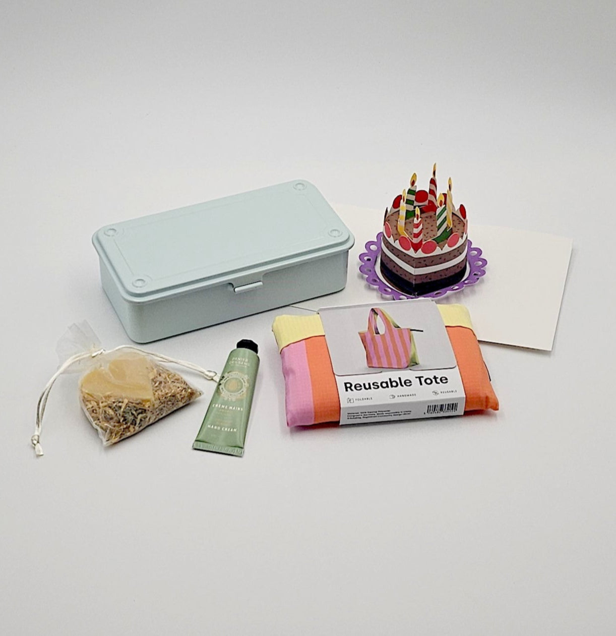 Geschenkbox Cool Summer Taste umgeben von den enthaltenen Produkten