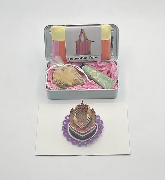 Cool Summer Tastes Geschenkbox mit geöffnetem Deckel, zeigt den Inhalt mit verschiedenen Produkten.