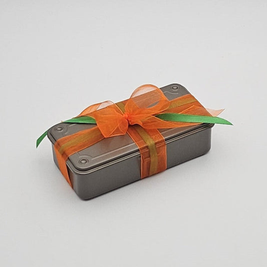 Titanfarbene Geschenkbox ''Cool & Ausgeglichen'' mit orangefarbener Schleife
