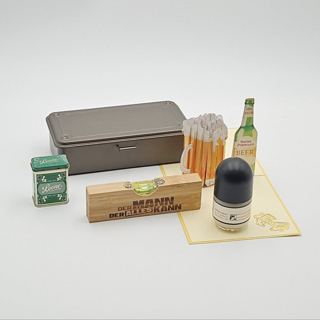 Cool & Ausgeglichen titanfarbene Geschenkbox, umgeben von den enthaltenen Produkten