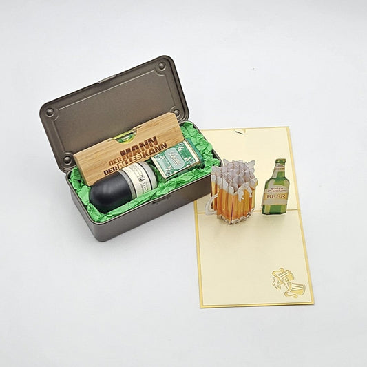 Cool & Ausgeglichen titanfarbene Geschenkbox mit geöffnetem Deckel, zeigt den Inhalt mit verschiedenen Produkten.