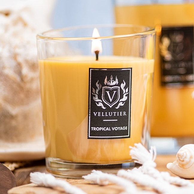 Brennende Vellutier Duftkerze Tropical Voyage mit tropischem Duft im eleganten Glas