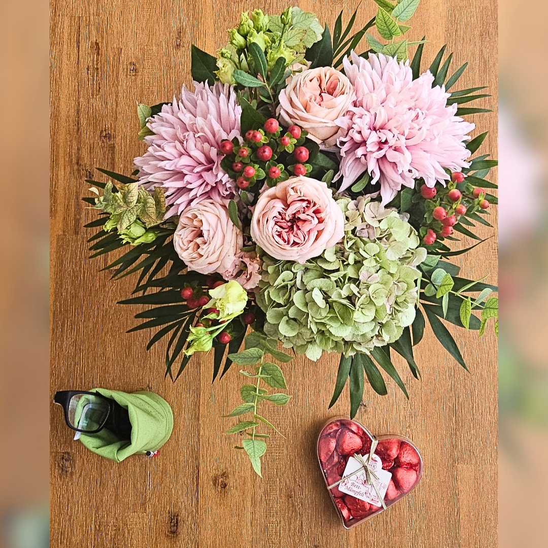 Herzschokolade in Geschenkbox – arrangiert mit Blumenstrauss