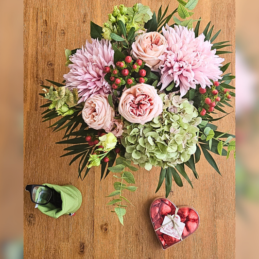 Herzschokolade in Geschenkbox – arrangiert mit Blumenstrauss