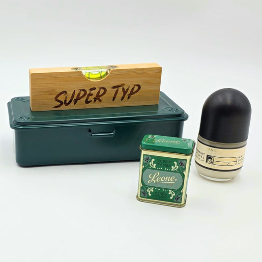 Inhalt der Geschenkbox für ihn mit Deo, erfrischenden Minzbonbons und kleiner Wasserwaage – modernes Geschenk für ihn mit praktischem Twist