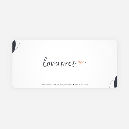 Rückseite der Gutscheinkarte mit lovapres Logo und Kontaktmöglichkeiten