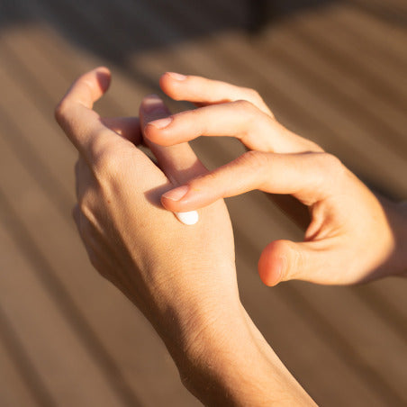 Handcreme auf die Hand aufgetragen