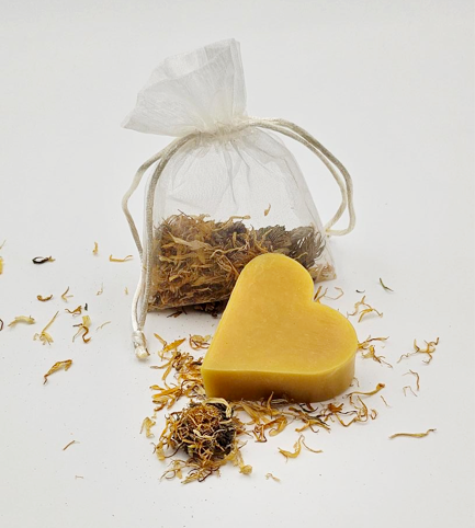 Haslinger Honig Seife in Herzform, verpackt im zarten Organzasäckchen mit echten Blüten