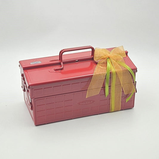 Rote Geschenkbox mit gelber Schleife.