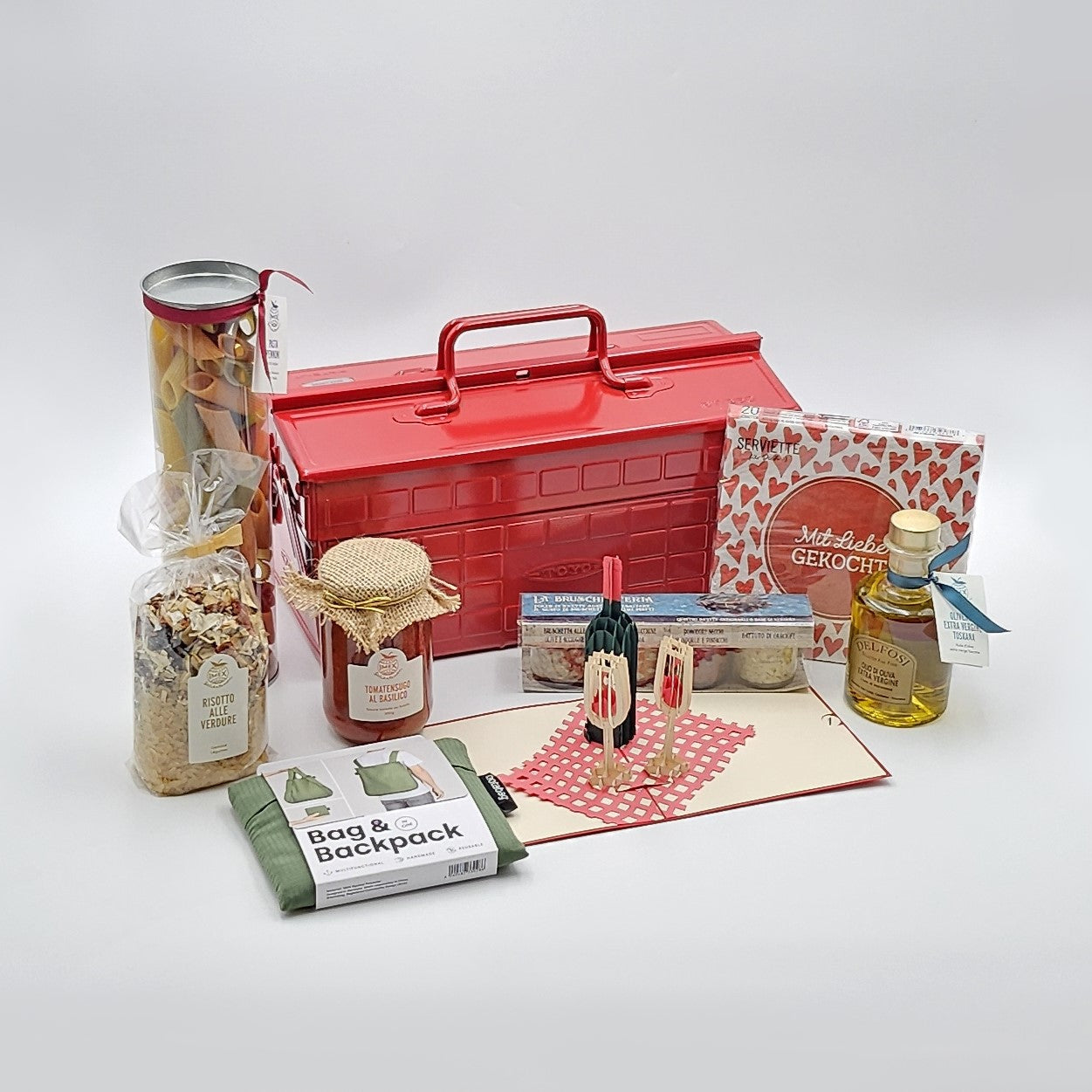 Italien To Go rote Geschenkbox, umgeben von den enthaltenen Produkten