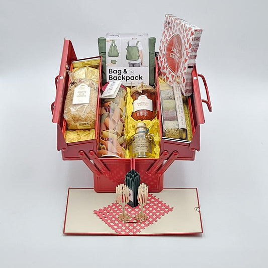 Italien To Go rote Geschenkbox mit geöffnetem Deckel, zeigt den Inhalt mit verschiedenen Produkten.