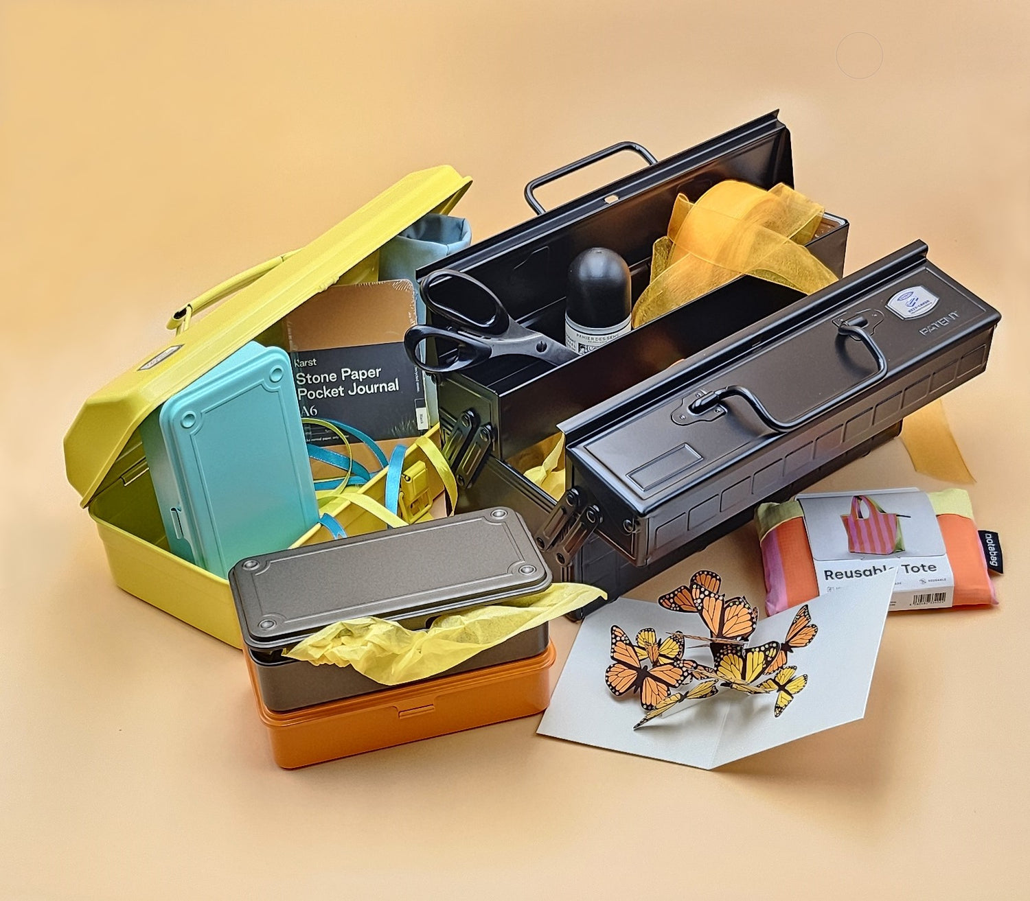 Gelbe und Schwarze Geschenkbox mit Seidenpapier, Schleifen und Scheren bereit zum Verpacken
