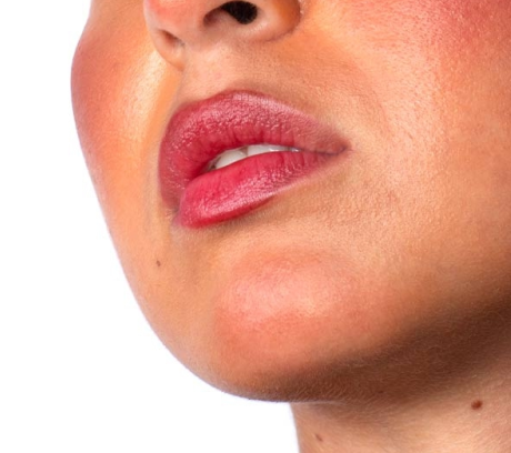 Veganer Lippenbalsam von La Crique in der Farbe Granat auf der Lippen