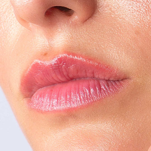 Veganer Lippenbalsam von La Crique in der Farbe Rosenholz auf der Lippen