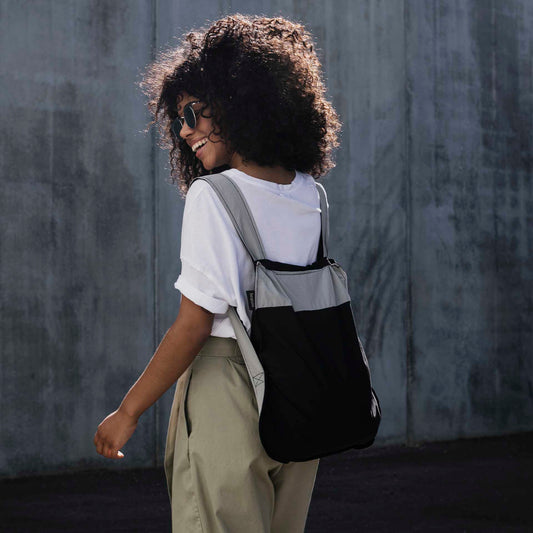 Grau Schwarzes Notabag als Rucksack getragen