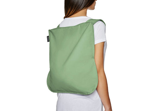 Nachhaltige Olivgrüne Notabag Tasche als Rucksack getragen