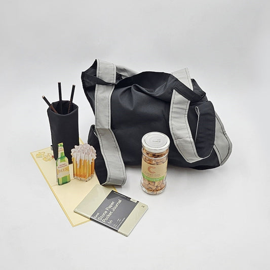 On The Go Geschenktasche umgeben von den enthaltenen Produkten