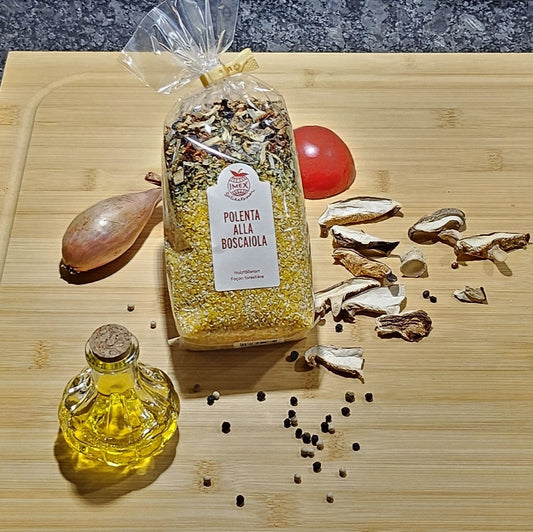 Polenta alla Boscaiola Verpackung in der Küche mit Steinpilzen und Gemüse präsentiert