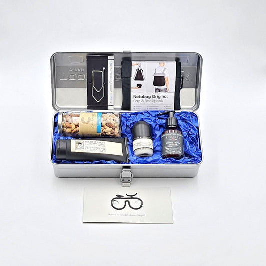 Ride & Recover silberne Geschenkbox mit geöffnetem Deckel, zeigt den Inhalt mit verschiedenen Produkten.