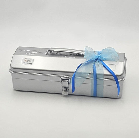 Silberne Geschenkbox mit blauer Schleife.