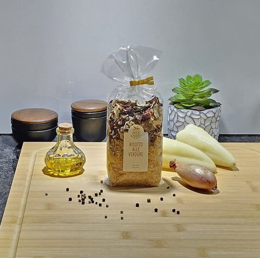 Risotto alle Verdure Verpackung mit Gemüse und Olivenöl präsentiert
