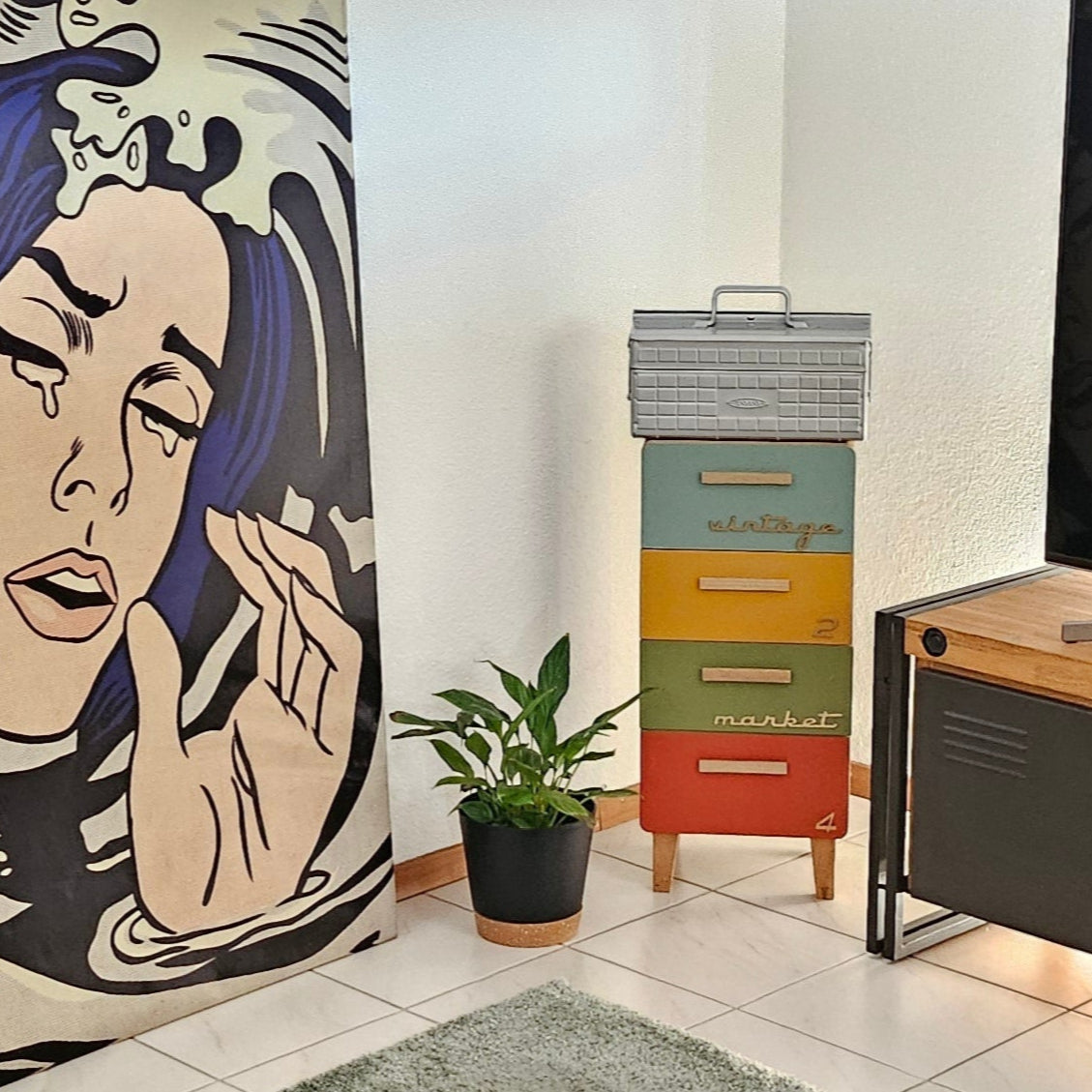 Silberne Toyo ST-350 Werkzeugkoffer als Dekoration im Wohnzimmer