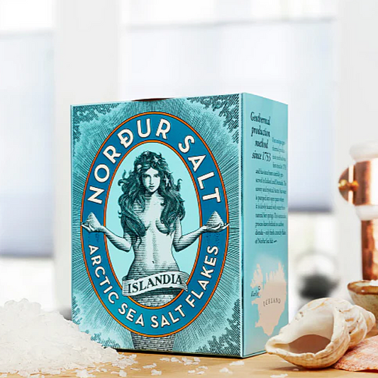 Island Salz auf dem Tisch neben Salzflocken und Muscheln als Dekoration