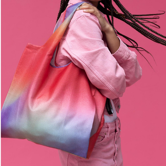 Leichte, wasserabweisende Tragetasche in der Farbe Violett-Blau-Rot für den Alltag, auf dem Schulter