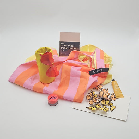 Geschenktasche Vanilla Stripes gefüllt mit sommerlichen Produkten und kleinen Überraschungen.