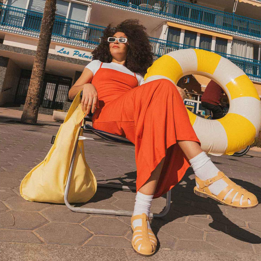 Gelbe Notabag Tasche als umweltfreundliche Einkaufstasche getragen