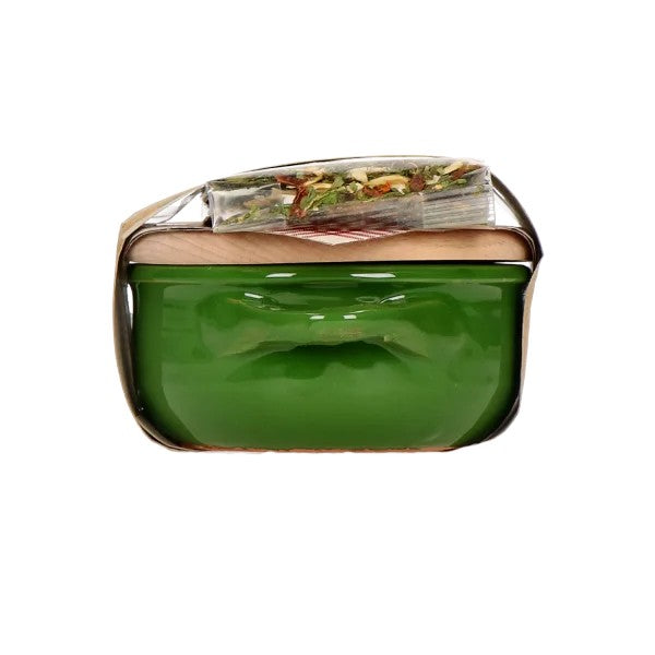 Italienische Gewürzmischung für Spaghetti mit Knoblauch, Chili und Petersilie in dekorativer grüner Tonschale