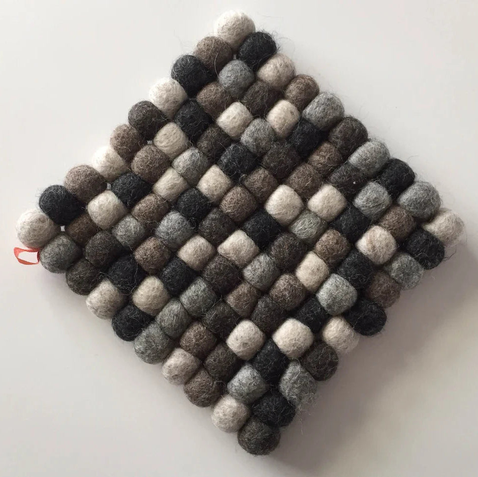 Handgefertigter Fair Trade Topfuntersetzer aus 100 Filzkugeln aus Wolle, gewendet in Anthrazit und Braun.