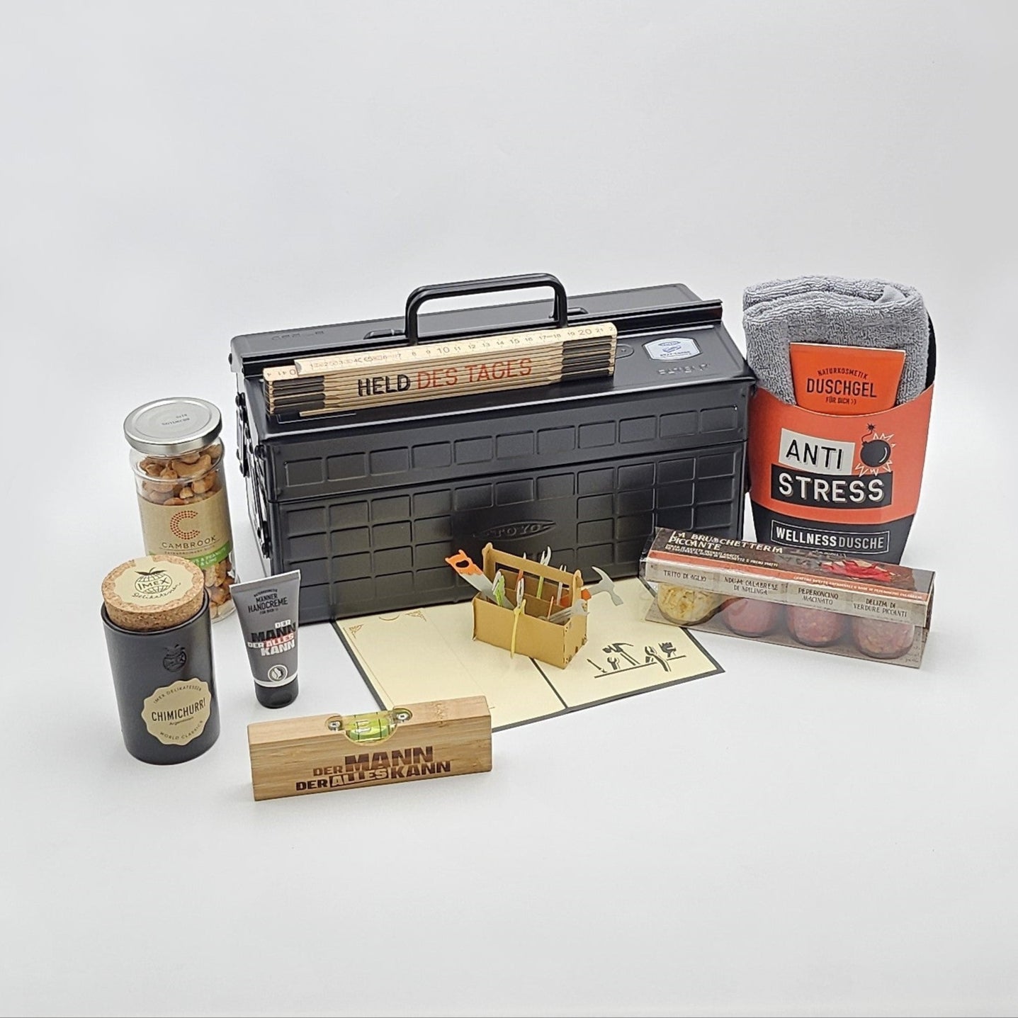 Geschenkbox Werk und Würze umgeben von den enthaltenen Produkten