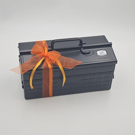 Schwarze Geschenkbox mit orangener Schleife.