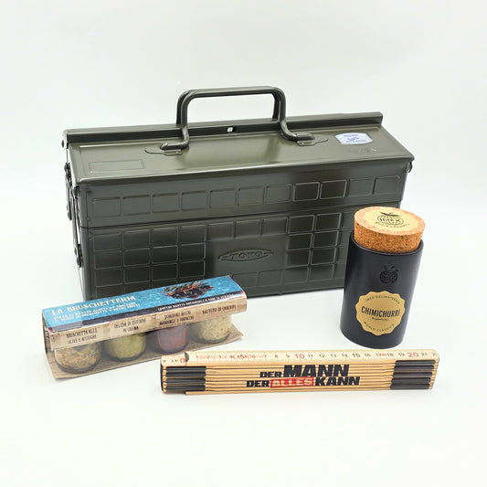 Khaki Toyo Steel Werkzeugkasten mit Chimichurri Gewürz, Zollstock und Bruschetta Creme in Vordergrund