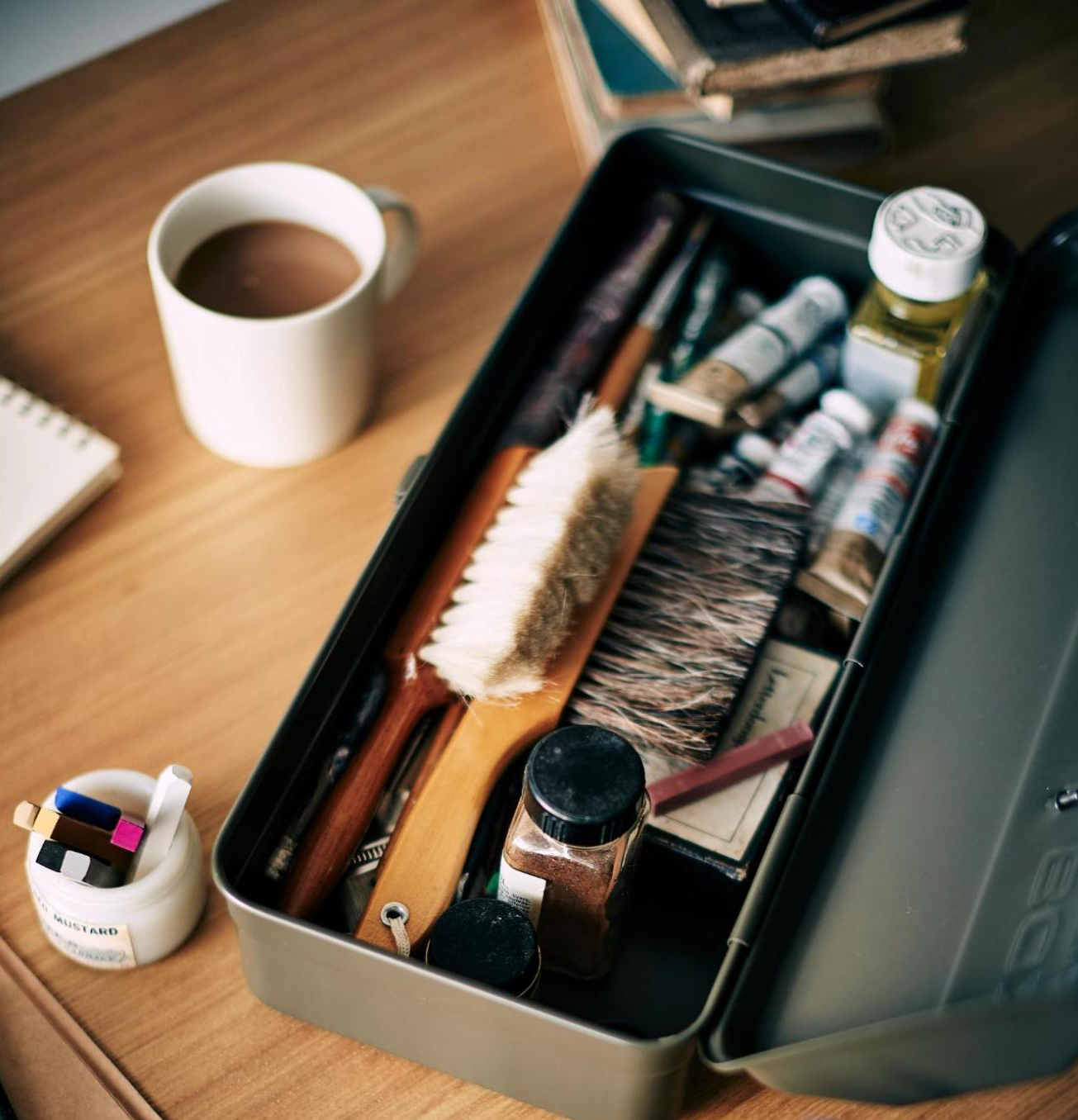 Praktische Aufbewahrungsbox gefüllt mit DIY- und Malutensilien