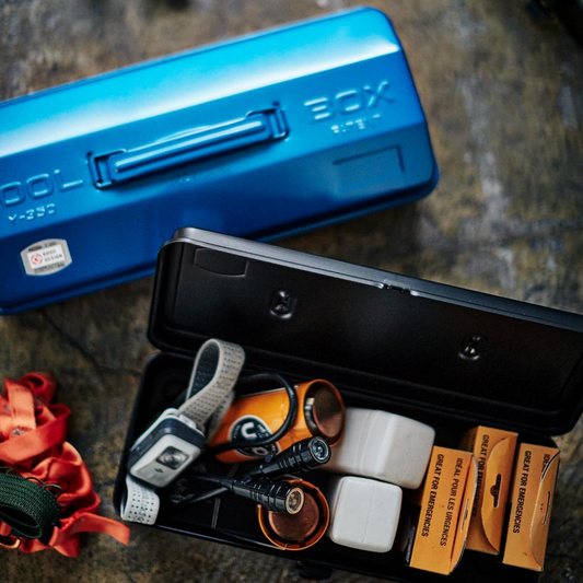 Blauer und schwarzer Werkzeugkasten aus Metall – Ansicht von oben.