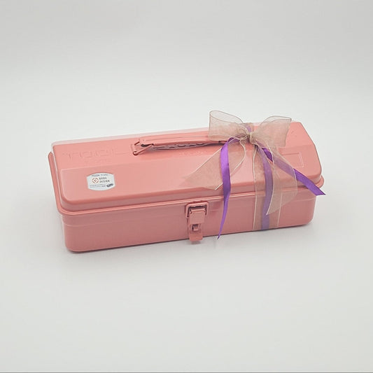 Coralfarbene Geschenkbox ‚Wohlfühlzeit‘ mit beiger Schleife