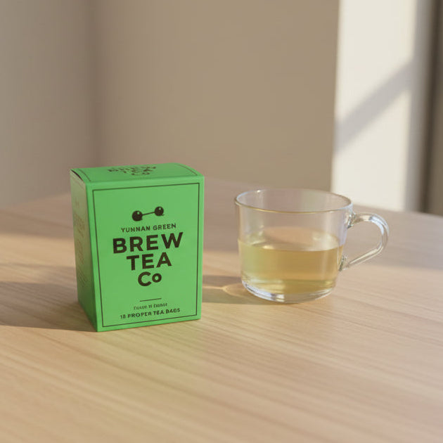 Grüne Yunnan Grünteeverpackung mit einer Tasse aromatischem Tee