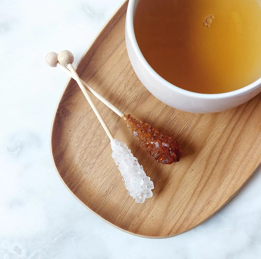 2 Zuckersticks Serviert mit einer Tasse Tee