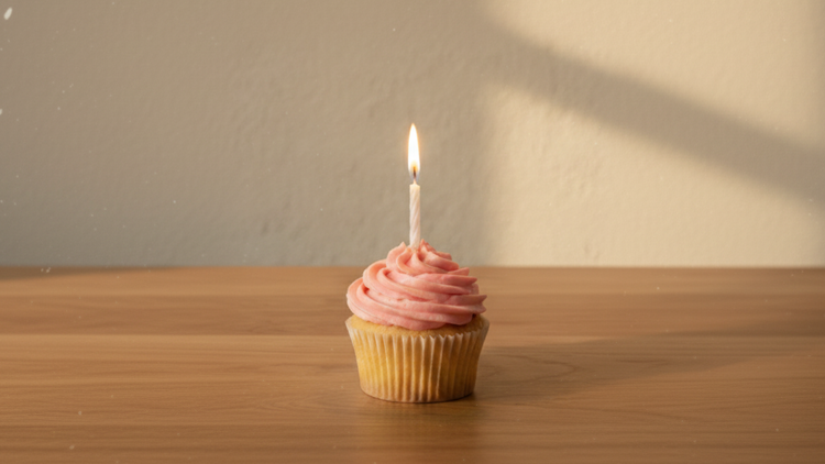 Cupcake mit einer Geburtstagskerze