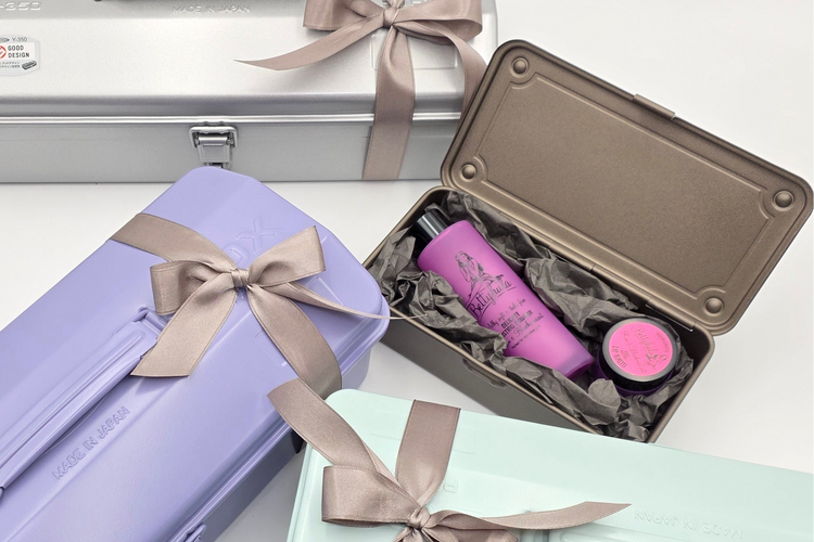 Bunte Toyo STeel Werkzeugboxen als Geschenk verpackt